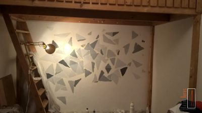 szürke háromszögekkel telefestett fal